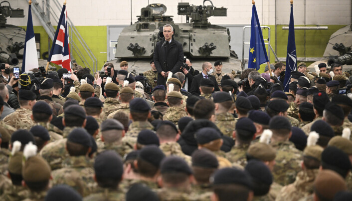 SYNSPUNKT: Natos generalsekretær Jens Stoltenberg møtte tirsdag Nato-styrker på en base i Tallinn. Stoltenberg har selv snudd i sitt syn på Nato i løpet av livet og kjempet som AUF-leder på 80-tallet aktivt for å melde Norge ut av alliansen. Nå ønsker flere SV-politikere at partiet revurderer sitt syn på Nato. SYNSPUNKT: Natos generalsekretær Jens Stoltenberg møtte tirsdag Nato-styrker på en base i Tallinn. Stoltenberg har selv snudd i sitt syn på Nato i løpet av livet og kjempet som AUF-leder på 80-tallet aktivt for å melde Norge ut av alliansen. Nå ønsker flere SV-politikere at partiet revurderer sitt syn på Nato.