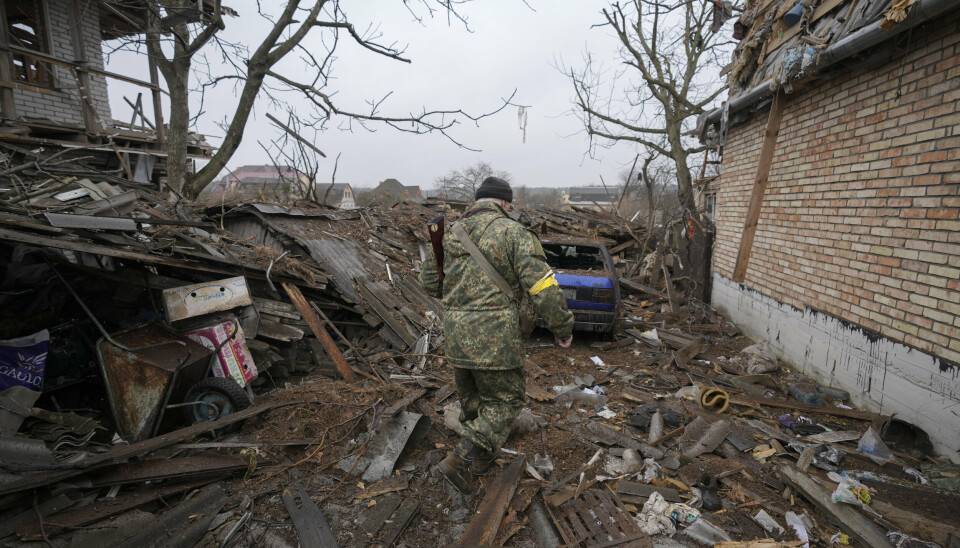 RUINER: En mann går blant ruinene av et hus i en by utenfor hovedstaden Kyiv etter at et russisk missil traff stedet. Dette bildet er datert 2. mars 2022.