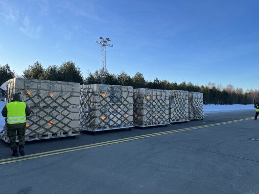 FORSENDELSE: Norsk militært materiell står pakket og klart på rullebanen på den militære delen av Gardermoen flyplass, klare til å sendes til Ukraina.