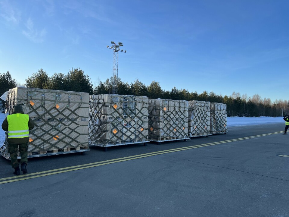 FORSENDELSE: Norsk militært materiell står pakket og klart på rullebanen på den militære delen av Gardermoen flyplass, klare til å sendes til Ukraina.