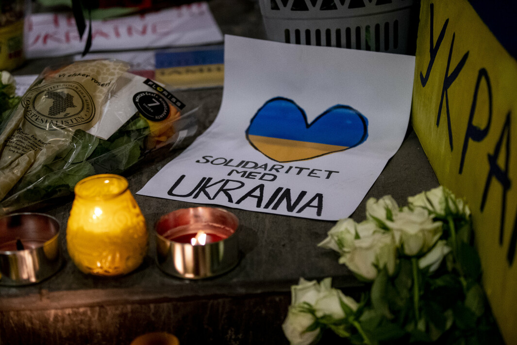 BEKYMRET: Blomster og lys ved trappen utenfor den Ukrainske ambassaden i Oslo. I en undersøkelse Unicef Norge har gjort svarer 65 prosent av barn mellom 13 og 19 år at de er bekymret for at det skal bli krig i Norge i forbindelse med Russlands invasjon av Ukraina.