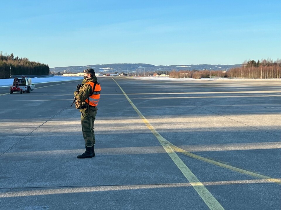 PASSER PÅ: En militær vakt følger med på lastingen av norsk militært materiell til Ukraina.