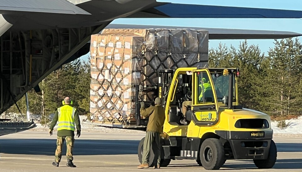 LASTES: M72ene Norge skal sende lastes på flyet.