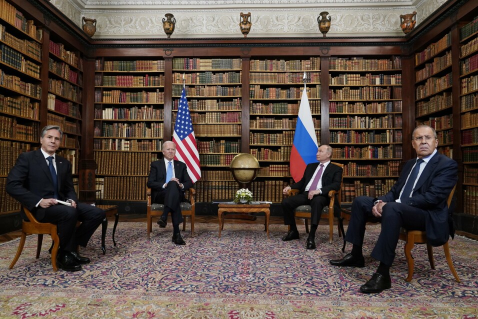 MOTPARTER: Russlands utenriksminister Sergej Lavrov (til høyre), her sammen med president Vladimir Putin under toppmøtet med USAs president Joe Biden og utenriksminister Antony Blinken i Genève i juni i fjor.