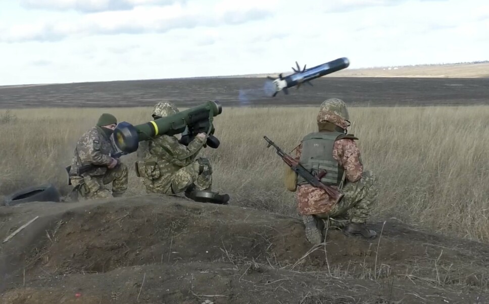 JAVELIN: Ukrainske soldater med et amerikansk Javelin-missil under trening i januar. Mange nordmenn sier at de vil reise til Ukraina for å kjempe mot den russiske invasjonen.