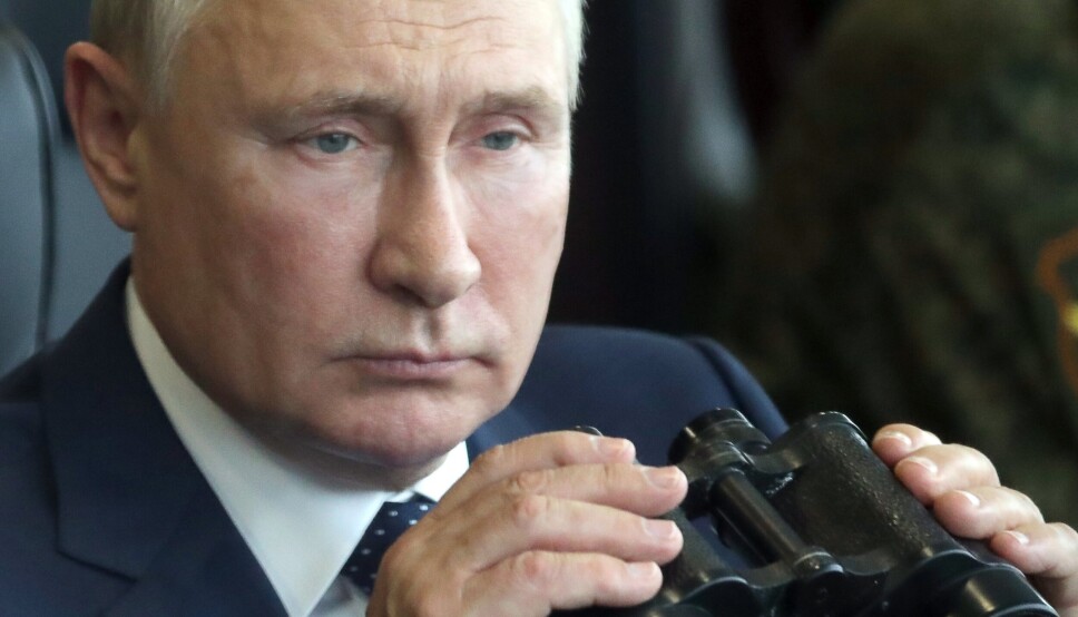 NARRATIV: Ifølge en overvåkingstjeneste for nettsensur ble britiske BBC natt til fredag blokkert i Russland. Også Facebook og flere andre medier skal være rammet. Vladimir Putin på øvelse Zapad i september i fjor.