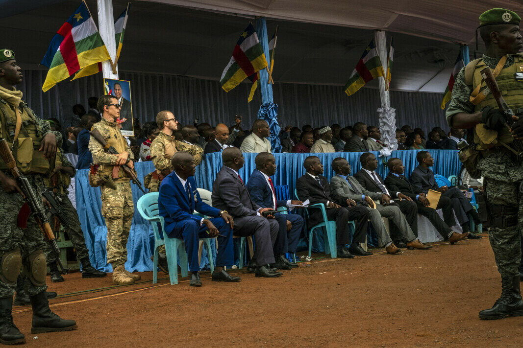 AFRIKA: Russiske leiesoldater fra Wagner-gruppen står vakt under en parade i Bangui, hovedstaden i Den sentralafrikanske republikken 1. mai 2019. En rapport fra FNs menneskerettighetsråd i 2021 konkluderte at de russiske leiesoldatene i landet ikke bare var instruktører, men selv hadde deltatt i vold, kamphandlinger og tortur. AFRIKA: Russiske leiesoldater fra Wagner-gruppen står vakt under en parade i Bangui, hovedstaden i Den sentralafrikanske republikken 1. mai 2019. En rapport fra FNs menneskerettighetsråd i 2021 konkluderte at de russiske leiesoldatene i landet ikke bare var instruktører, men selv hadde deltatt i vold, kamphandlinger og tortur.