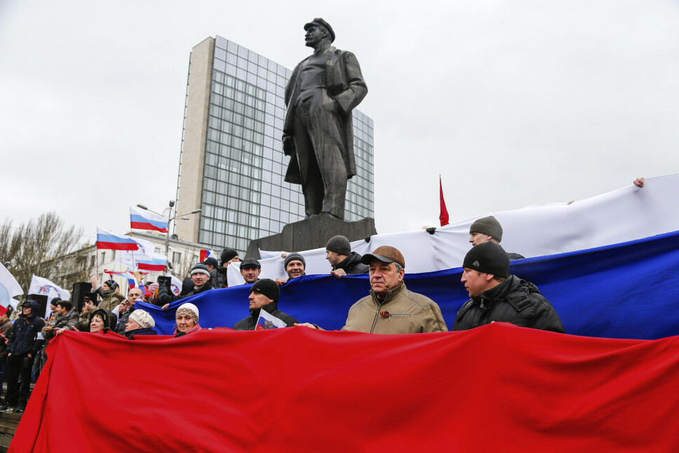 DEMONSTRASJON: «I Putins trossystem var det bare én måte å gjøre dette på: gjennom en styrkedemonstrasjon.». Slik beskriver professor Kruglanski Putins tro på vold og makt som riktig fremgangsmåte. Bildet er hentet fra en prorussisk demonstrasjon i Donetsk i Ukraina, 16. mars 2014.