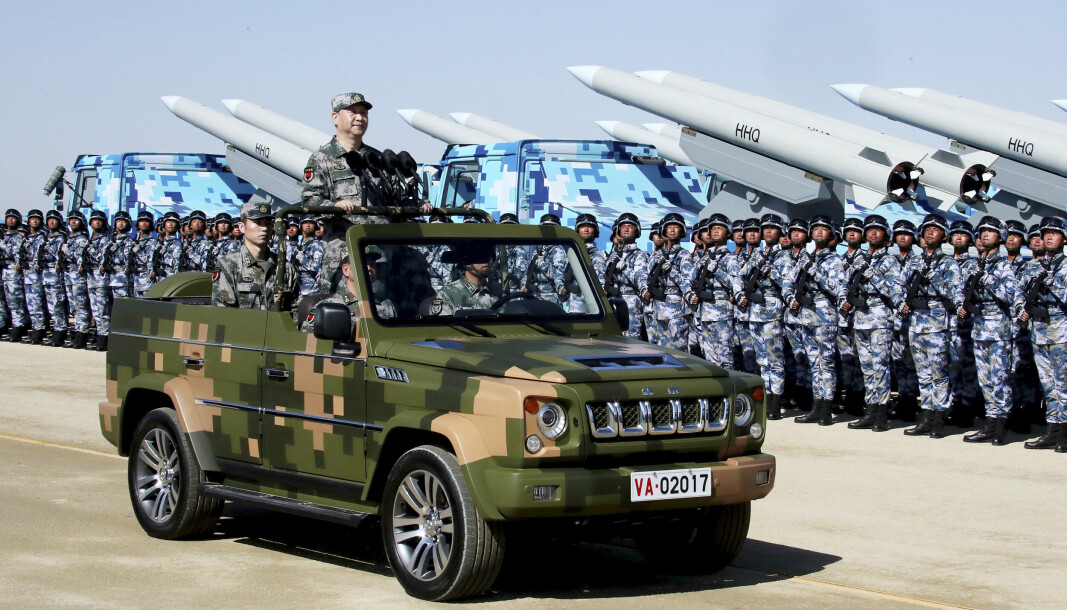 FORSVARSBUDSJETT: Kina skal bruke 2.050 milliarder kroner på forsvaret i år, opplyser myndighetene. Her inspiserer president Xi Jinping kinesiske styrker under en parade i 2017.