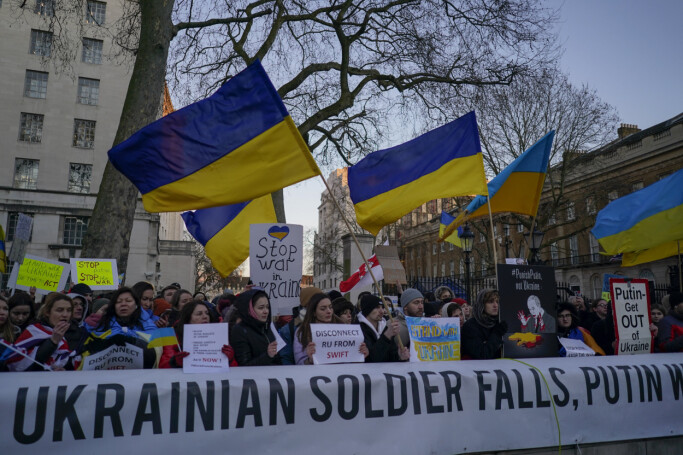 DEMONSTRASJON: Folk holder plakater og Ukrainas flagg når de deltar på en demonstrasjon utenfor Downing Street i London torsdag 24. februar 2022.