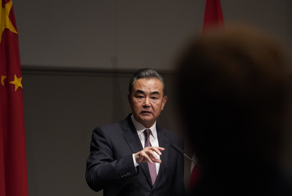 UKRAINA-KRIGEN: Kina motsetter seg alt som «kaster bensin på bålet» i Ukraina, sa utenriksminister Wang Yi i en samtale med USAs utenriksminister Antony Blinken. Her er Wang fotografert i Norge i 2020.