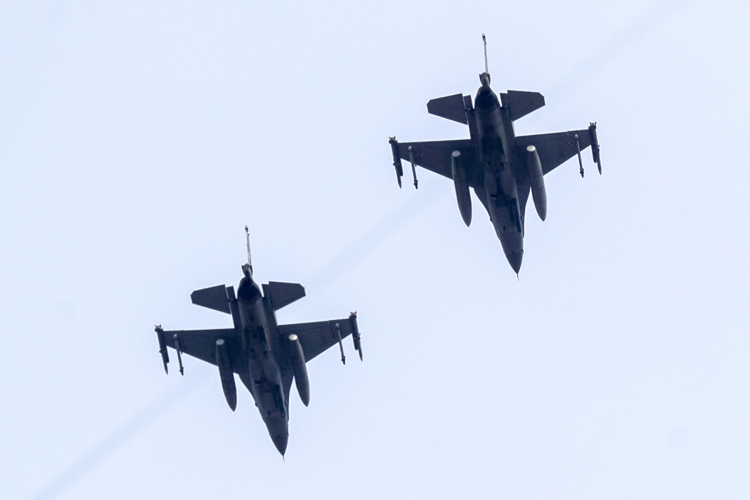 F-16: USA og Polen er angivelig i forhandlinger om en avtale der Polen sender fly fra Sovjet-tiden til Ukraina i bytte mot amerikanske jagerfly av typen F-16. Her er to F-16 fotografert over Litauens hovedstad Vilnius i forbindelse med markering av landets uavhengighetsdag i februar. F-16: USA og Polen er angivelig i forhandlinger om en avtale der Polen sender fly fra Sovjet-tiden til Ukraina i bytte mot amerikanske jagerfly av typen F-16. Her er to F-16 fotografert over Litauens hovedstad Vilnius i forbindelse med markering av landets uavhengighetsdag i februar.