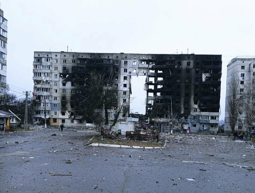 BOLIGBLOKK: En boligblokk i Borodjanka utenfor Kyiv har fått store skader i kampene. Lokale myndigheter frykter det ligger mange personer i ruinene.