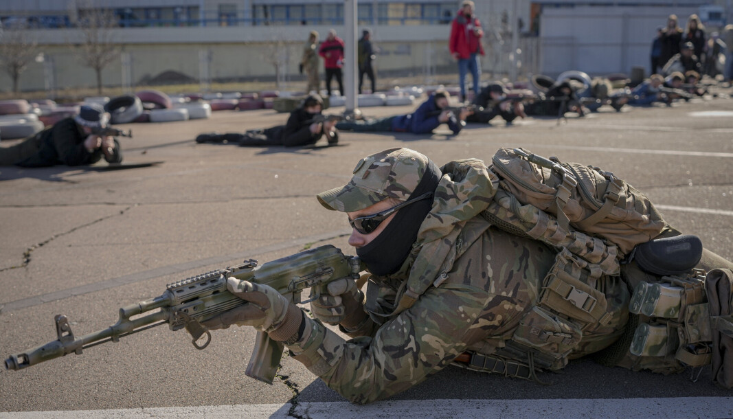 FRIVILLIGE: Azov-regimentet i den ukrainske nasjonalgarden består av frivillige og har i årevis tiltrukket seg høyreekstreme og nynazister fra hele verden. Her gir soldater i regimentet våpenopplæring til sivile i Mariupol. FRIVILLIGE: Azov-regimentet i den ukrainske nasjonalgarden består av frivillige og har i årevis tiltrukket seg høyreekstreme og nynazister fra hele verden. Her gir soldater i regimentet våpenopplæring til sivile i Mariupol.