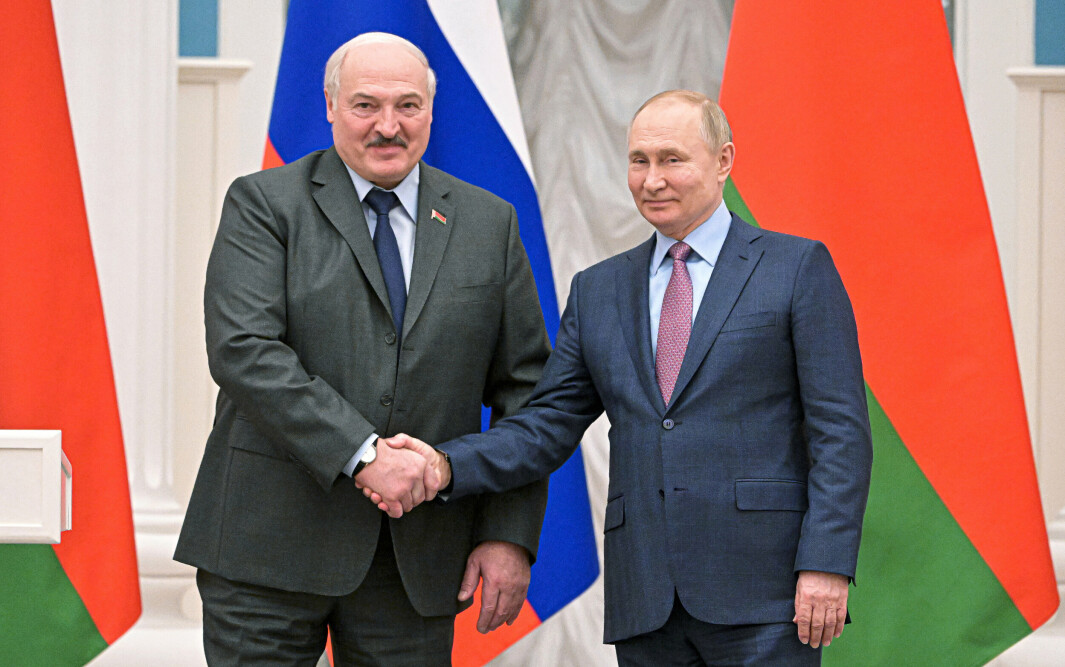 AGGRESSORENE: Russlands president Vladimir Putin, til høyre, og den hviterussiske presidenten Alexander Lukasjenko håndhilser etter en felles pressekonferanse etter samtalene deres i Kreml i Moskva, Russland, fredag 18. februar 2022.