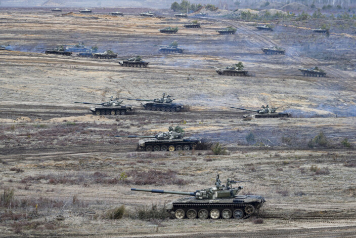 MILITÆRØVELSE: Stridsvogner beveger seg under Union Courage-2022 Russland-Hviterussland militærøvelser på Obuz-Lesnovsky treningsplass i Hviterussland, lørdag 19. februar 2022. MILITÆRØVELSE: Stridsvogner beveger seg under Union Courage-2022 Russland-Hviterussland militærøvelser på Obuz-Lesnovsky treningsplass i Hviterussland, lørdag 19. februar 2022.