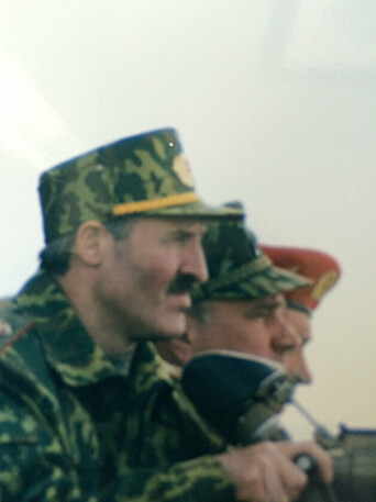 PÅ ØVELSE: Artikkelforfatteren på øvelse i Hviterussland med President Lukasjenko i 2002.