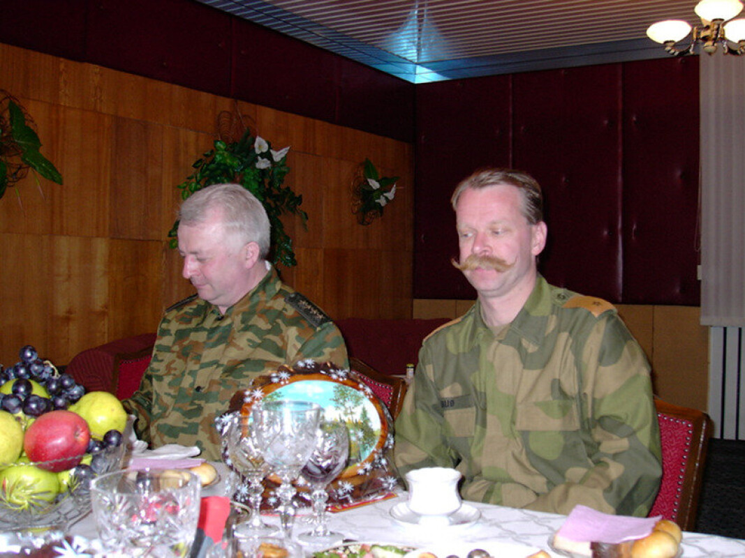 MOTIVASJON: For å si det slik, krigens folkerett var aldri et tema, skriver Jørn Buø da han tar opp hvordan armégeneral Anatolij Vasilivitsj Kvasjnin motiverte sine soldater med voldelige videoer. Her er artikkelforfatter med en annen armégeneral, Bobrysjev i Allakurti. MOTIVASJON: For å si det slik, krigens folkerett var aldri et tema, skriver Jørn Buø da han tar opp hvordan armégeneral Anatolij Vasilivitsj Kvasjnin motiverte sine soldater med voldelige videoer. Her er artikkelforfatter med en annen armégeneral, Bobrysjev i Allakurti.