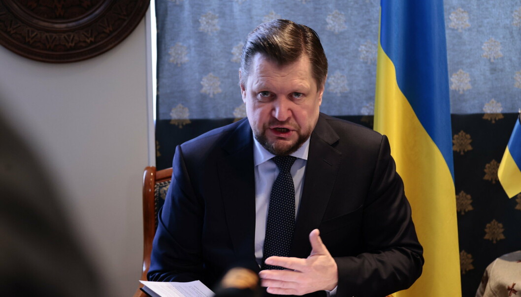 STØTTE: Den ukrainske ambassadøren i Norge Vjatsjeslav Jatsjuk orienterer den norske pressen med informasjon fra ukrainske myndigheter. Han ber Norge om mer militær støtte.