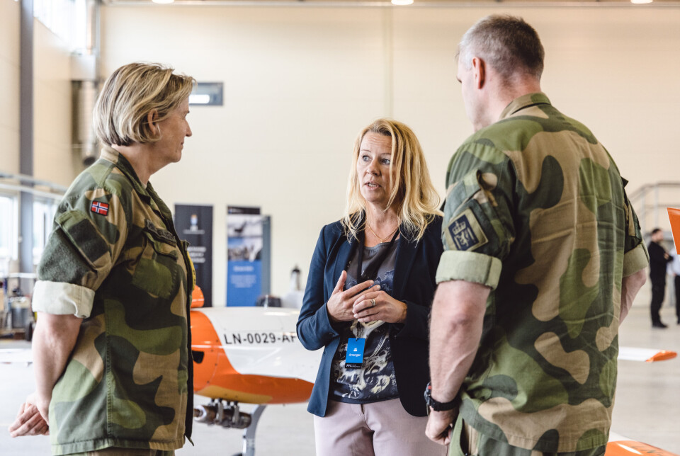 FORSKNINGSDIREKTØREN: Hanne Bjørk på åpningen av det nye innovasjonssenteret Ice Worx Artic i juni 2021, sammen med sjefen for Heimevernet, Elisabeth Michelsen, og hærsjef Lars Lervik.