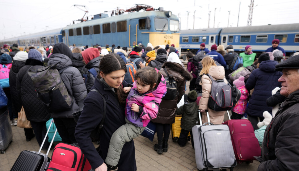 FLUKTRUTE: Masseflukten fra Ukraina fortsetter, og over 2 millioner mennesker har nå flyktet fra krigshandlingene i landet. Disse går om bord i et tog på grensa til Ungarn. De aller fleste flyktningene er kvinner og barn ettersom myndighetene nekter menn mellom 18 og 60 år å forlate Ukraina.