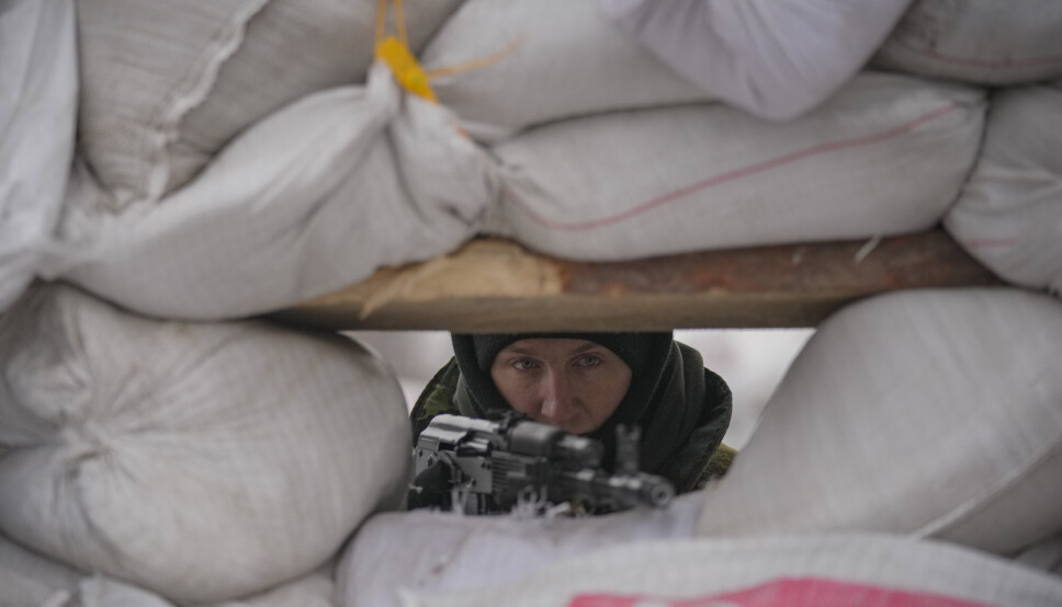 MOTSTANDSKAMP: En ukrainsk soldat vokter en stilling i utkanten av Ukrainas hovedstad Kyiv.
