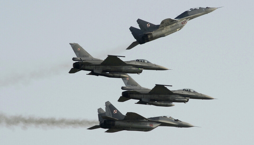 MIG: To av det polske luftforsvarets 28 Mig-29 – i sin tid anskaffet for 1 euro – flyr over to F-16-fly under en oppvisning i Polen i 2011. Ukraina har bedt Vesten om å gi dem flere kampfly i krigen mot Russland.