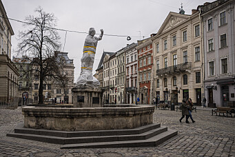 Befolkningen i Lviv pakker inn statuer for å beskytte sin historiske arv