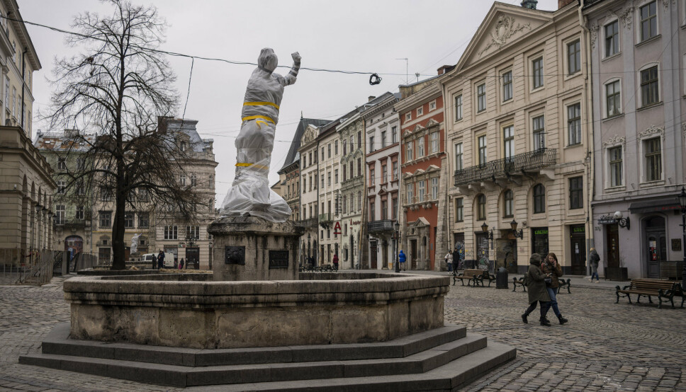 SKULPTURER: En av de innpakkede skulpturene i Lviv sentrum fotografert fredag 4. mars.