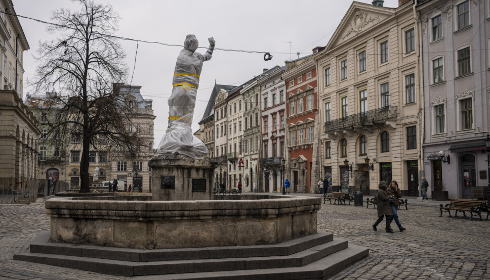 SKULPTURER: En av de innpakkede skulpturene i Lviv sentrum fotografert fredag 4. mars. SKULPTURER: En av de innpakkede skulpturene i Lviv sentrum fotografert fredag 4. mars.