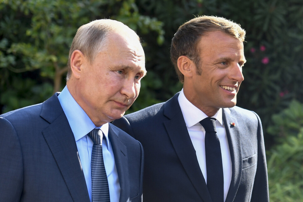 FORVENTNINGER: Vladimir Putin og Emmanuel Macron har snakket sammen flere ganger uten at det har ført til noe gjennombrudd. Nupi-forsker Øyvind Svendsen sier forventningen til en diplomatisk løsning er lave i den tidlige fasen av krigen. Bildet er tatt fra et møte i Frankrike i 2019.