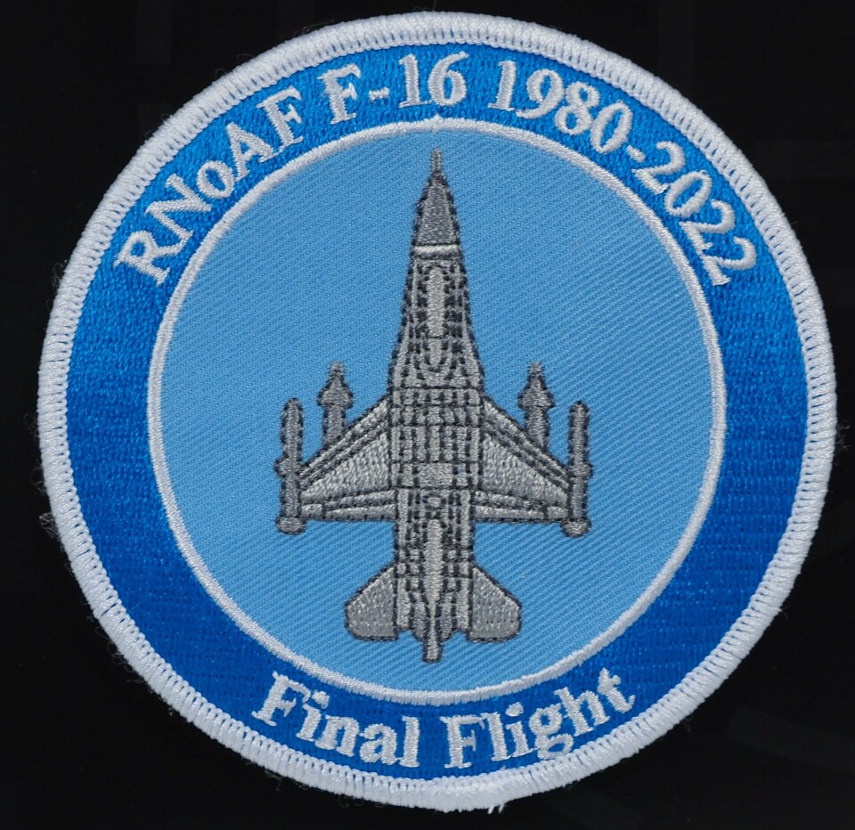 SAMLEOBJEKT: Luftforsvaret har foreviget jagerflyet F-16 i en patch. Nå har de solgt over hundre til inntekt for Barnekreftforeningen.