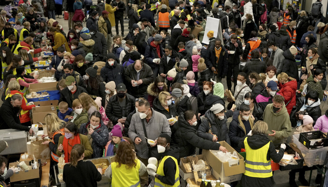 FLYKTNINGER: Ukrainske flyktninger står i kø for å få utdelt mat på hovedtogstasjonen i Berlin.
