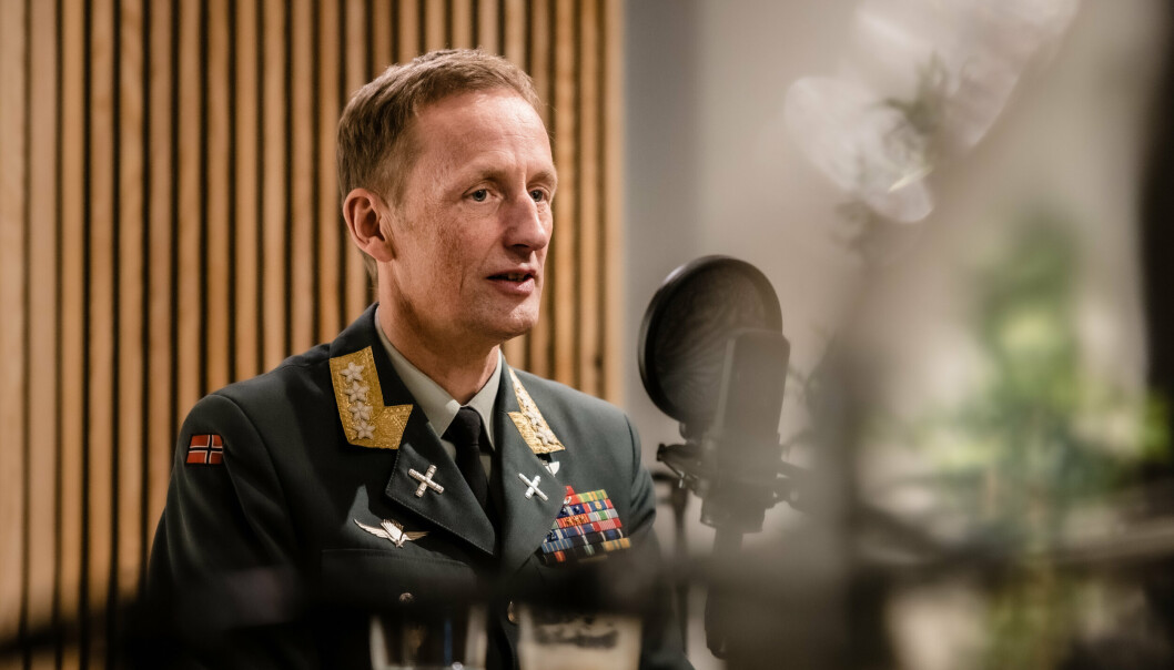 SKRIBENTEN: Forsvarssjef Eirik Kristoffersen under innspillingen av Forsvarets forums nyeste podkast.