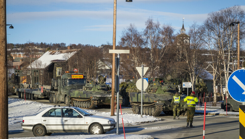 FORFLYTNING: En militær kolonne med blant annet flere panservogner kjører gjennom Røros sentrum i forbindelse med militærøvelsen Trident Juncture i 2018.