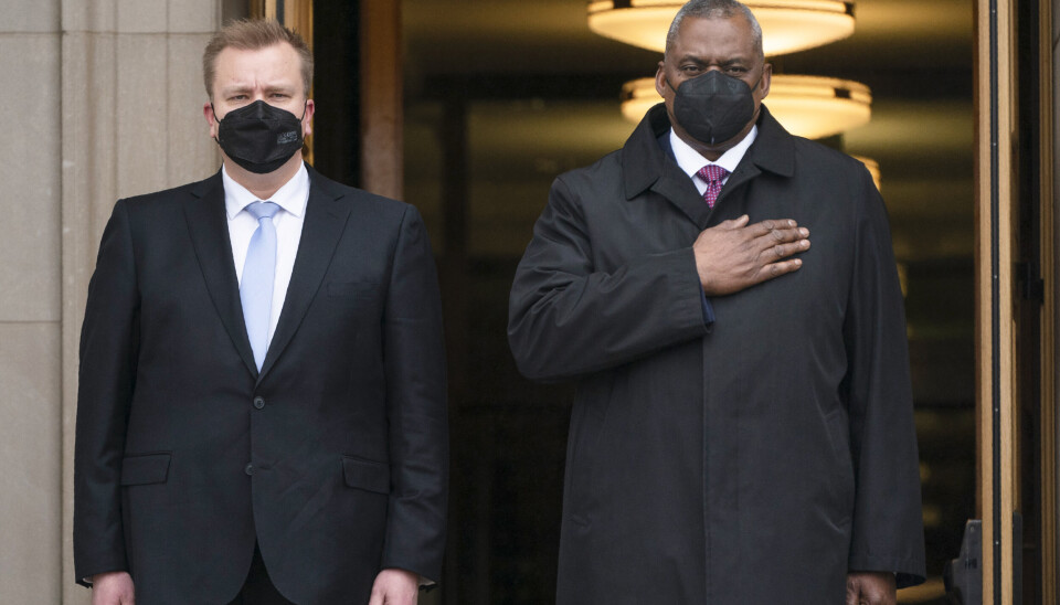 Finlands forsvarsminister Antti Keikkonen (t.v.) etter møtet med sin amerikanske kollega Lloyd Austin i Washington torsdag.