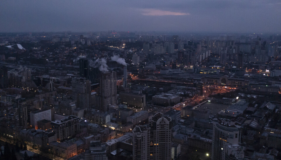 KYIV: Slik så det ut over Kyiv sentrum onsdag. Dagen etter sto russiske styrker 15 kilometer fra byens sentrum, ifølge Pentagon.