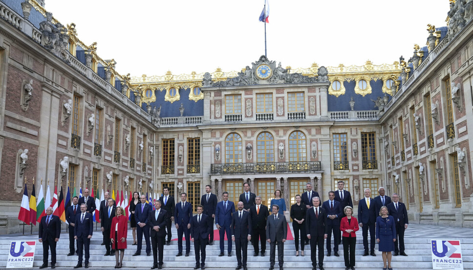 EU: Lederne for de 27 EU-landene, samt organisasjonslederne, stilte seg opp til fotografering utenfor Chateau de Versailles.