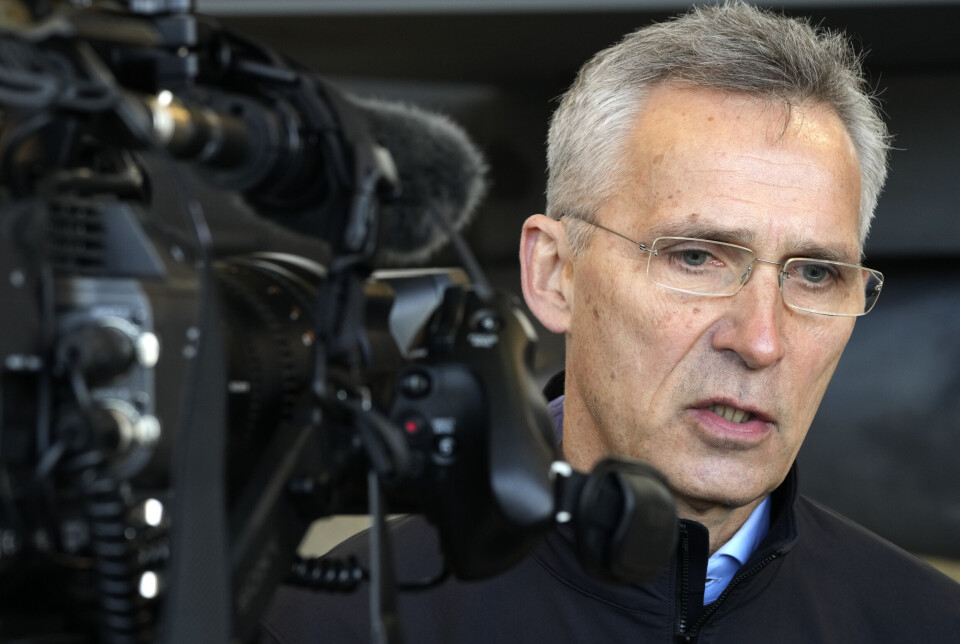ALLIANSEN: Nato-sjef Jens Stoltenberg taler til pressen på flybasen Lask i Polen 1. mars.