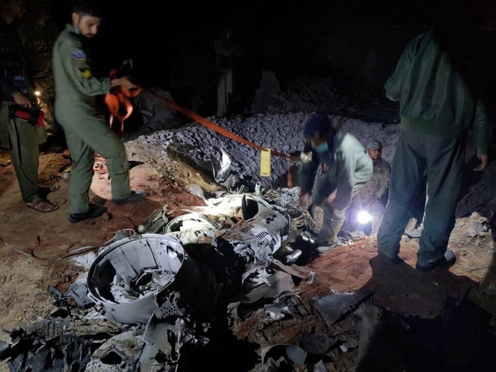 VÅDESKUDD UTENOM DET VANLIGE: Personell jobber på stedet ved det pakistanske sikkerhetskilder sier er restene etter et indisk missil, som ble skutt inn i Pakistan, nær Mian Channu.