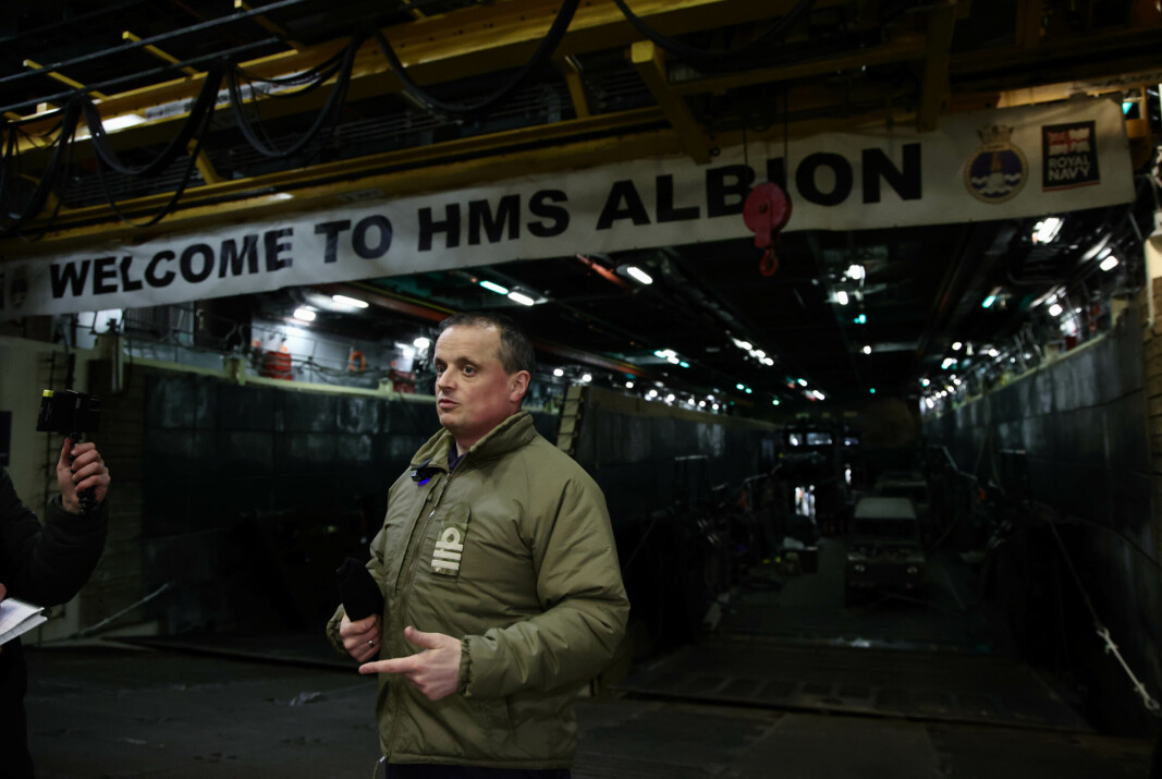 AMFIBIESKIP: Kommandørkaptein Paul Thomson foran «stranden» om bord på HMS «Albion». AMFIBIESKIP: Kommandørkaptein Paul Thomson foran «stranden» om bord på HMS «Albion».