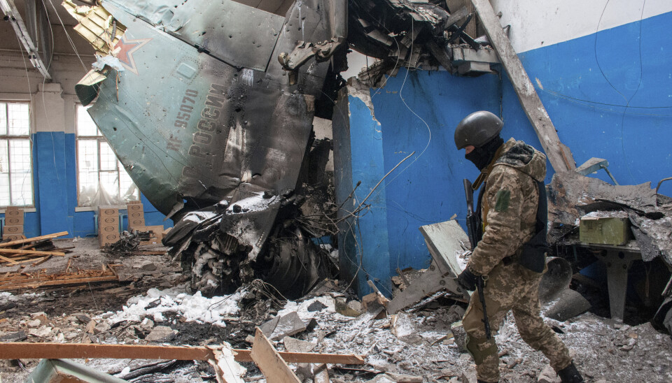 KRIG: En ukrainsk soldat går forbi halen på et russisk Su-34 jagerfly i Kharkiv 8. mars 2022.