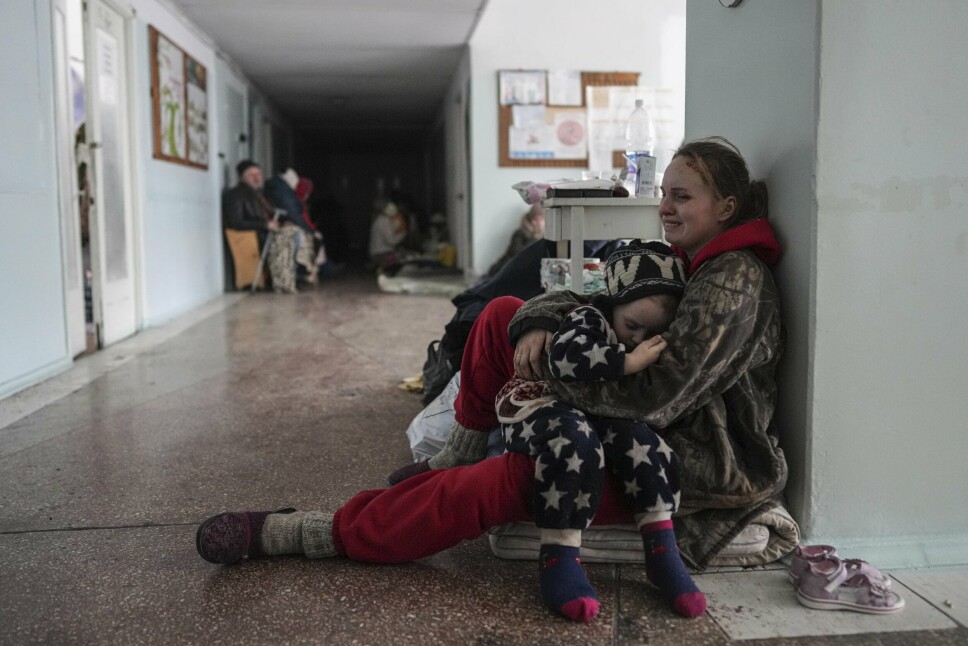 UKRAINA: Anastasia Erasjova gråter mens hun omfavner sitt barn i en korridor på sykehuset i Mariupol. Hennes andre barn er drept i russisk skyting mot byen.