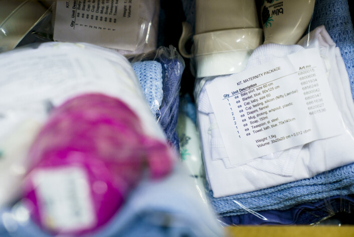 NØDHJELP: Barselpakke med plant annet babyklær, bleier og kopp er blant utstyr som Norges Røde Kors sender til Ukraina.