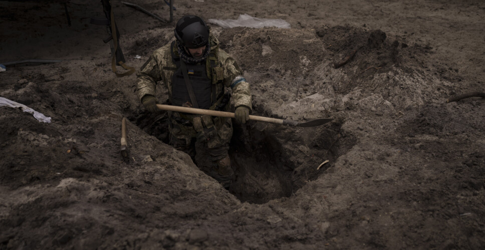 SKYTTERGRAV: En ukrainsk soldat lager seg en skyttergrav i Irpin, i utkanten av Kyiv, 13. mars 2022.