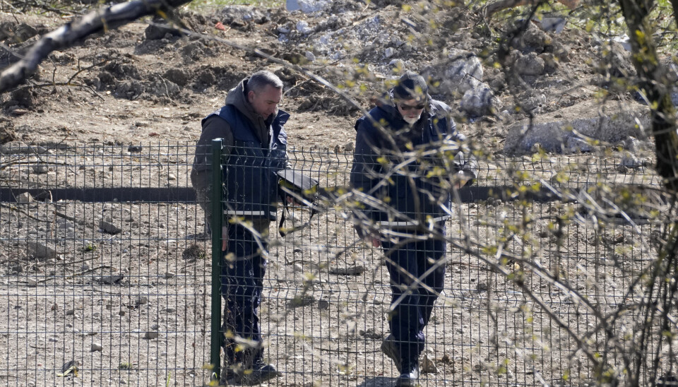 DRONE: Kroatisk politi inspiserer området hvor en drone krasjet utenfor Zagreb. Dronen skal ha flydd fra Ukraina.