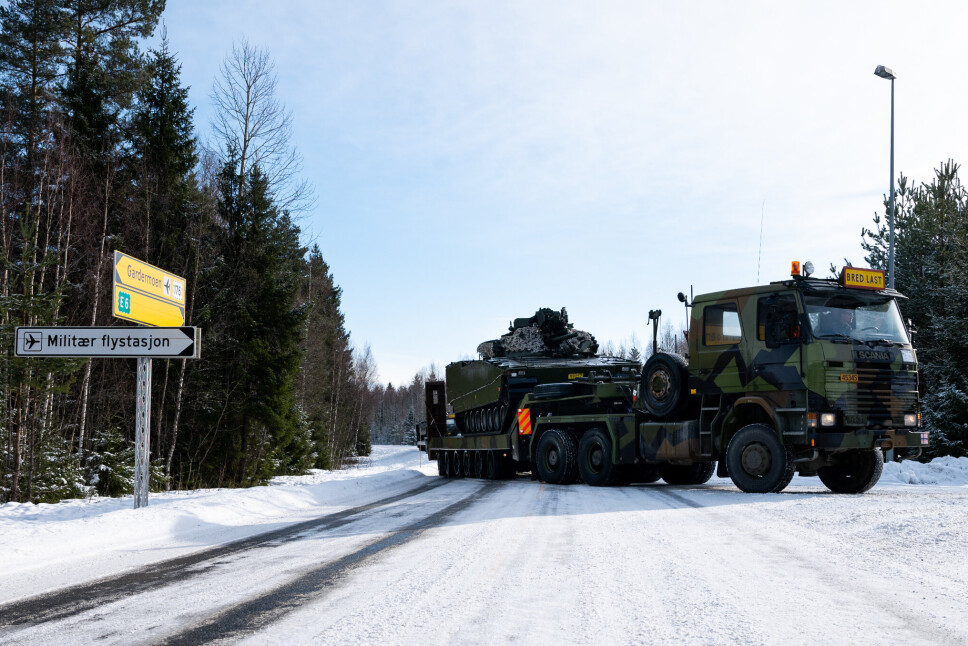 FRAKT: her frakter FLO CV90 til Gardermoen militære flystasjon før de ble sendt videre til Litauen med fly.