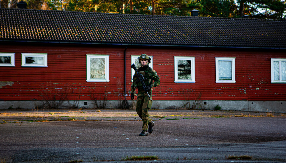 NEDLAGT: Den nedlagte luftforsvarsstasjonen Mågerø er godt egnet til å ta i mot ukrainske flyktninger, mener Venstre-politiker André Skjelstad. Dette bildet er fra en militærøvelse på området i 2021.