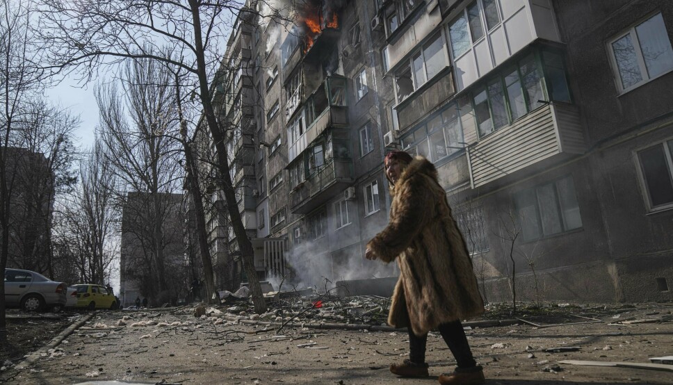 MARIUPOL: En kvinne i den ukrainske byen, som har væt under angrep.