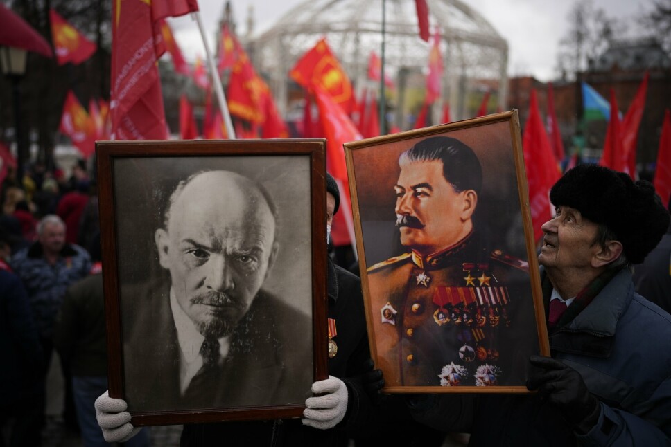 LEDERE: 2. verdenskrig tok aldri slutt for Russland, skriver Stein Skjervold. På bildet ser vi kommunistpartiet i Russland med portretter av Vladimir Lenin og Josef Stalin under fedrelandsdagen i 23. februar 2022.